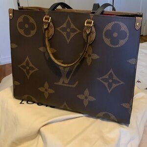 Authentic Louis Vuitton 
OnTheGo MM
13.8 x 10.6 x 5.5 inches